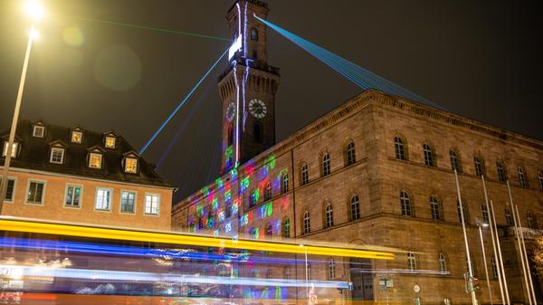 Anlass ist unter anderem der 175. Geburtstag des Rathaus Fürth, dessen imposanter Turm mit einer speziellen Lichtkunstinstallation gefeiert wird.