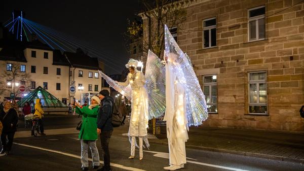 Am Freitagabend fand zugleich eine lange Einkaufsnacht statt: Die Geschäfte in der Alt- und Innenstadt waren bis 22 Uhr geöffnet, begleitet von leuchtenden Walking-Acts.