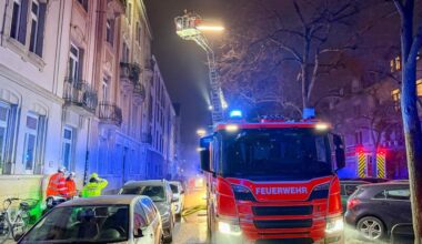 Baden-Württemberg: Feuerwehr rettet mehrere Bewohner und Katze aus Mehrfamilienhaus in Karlsruhe