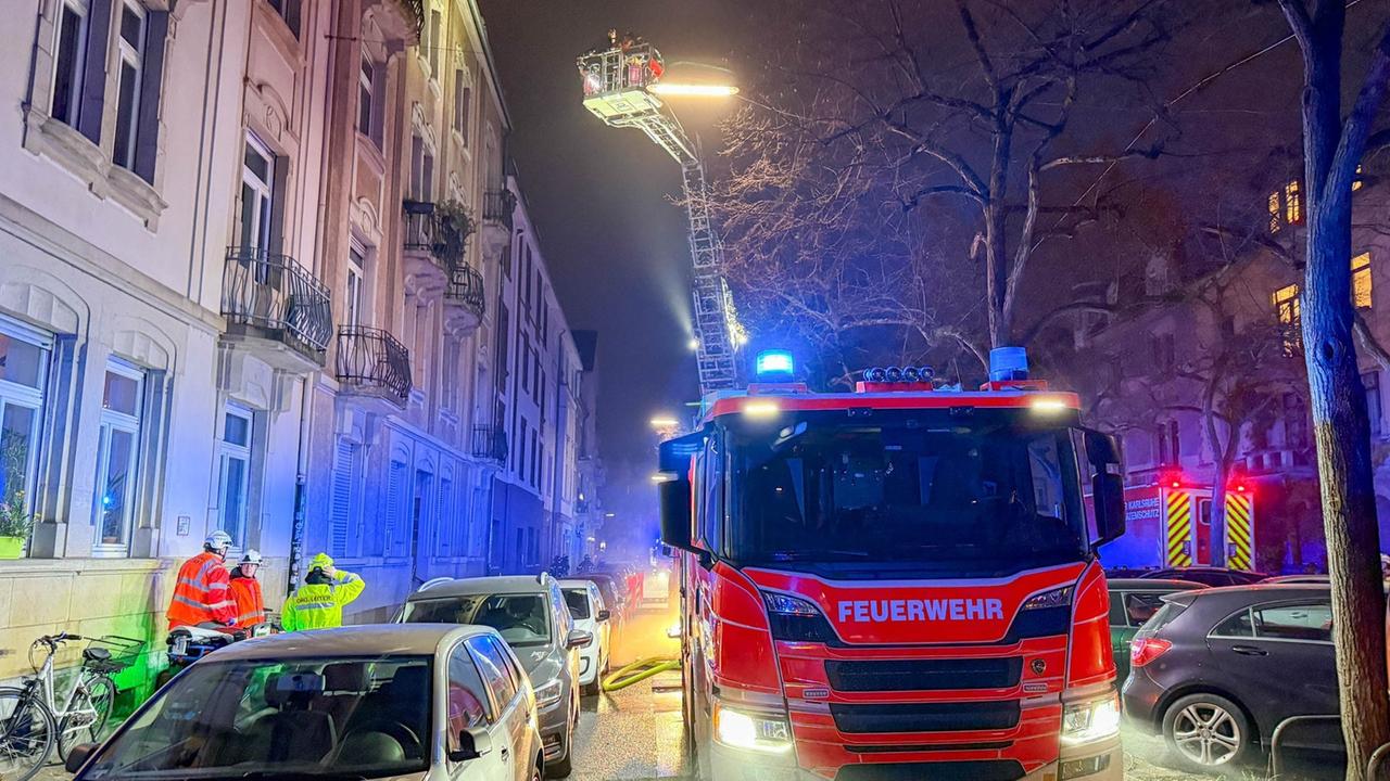 Baden-Württemberg: Feuerwehr rettet mehrere Bewohner und Katze aus Mehrfamilienhaus in Karlsruhe