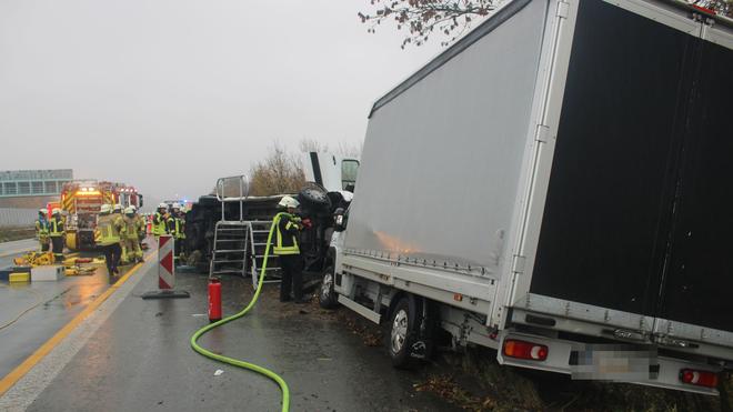 Ursache unklar: Einer der Transporter kippte auf die Seite und blieb in der Position liegen.