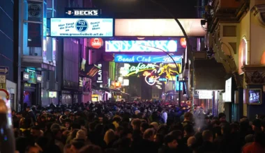 Zwei Menschen bei Brand verletzt – Reeperbahn komplett gesperrt!