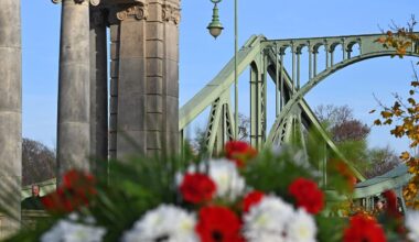 Gedenken an Maueröffnung an der Glienicker Brücke