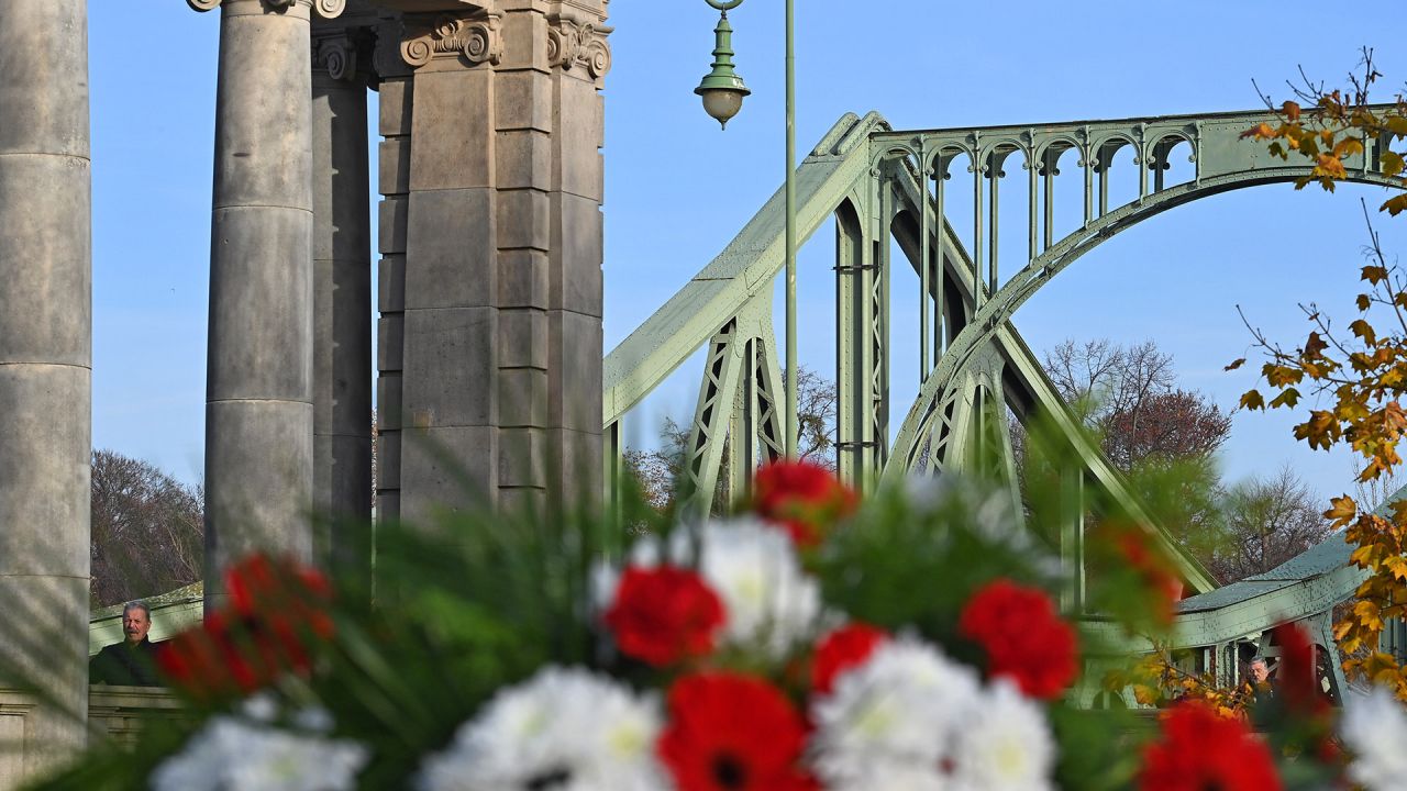 Gedenken an Maueröffnung an der Glienicker Brücke