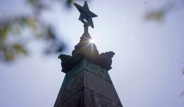 Sowjetisches Ehrenmal in Buch mit Farbe beschossen