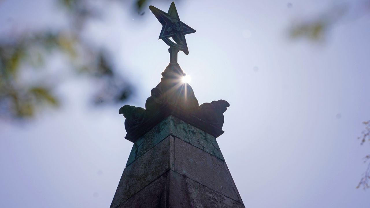 Sowjetisches Ehrenmal in Buch mit Farbe beschossen