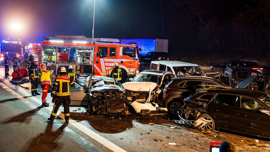 Über 10 Kilometer Stau nach Massenkarambolage auf der A3 - Mehrere Verletzte