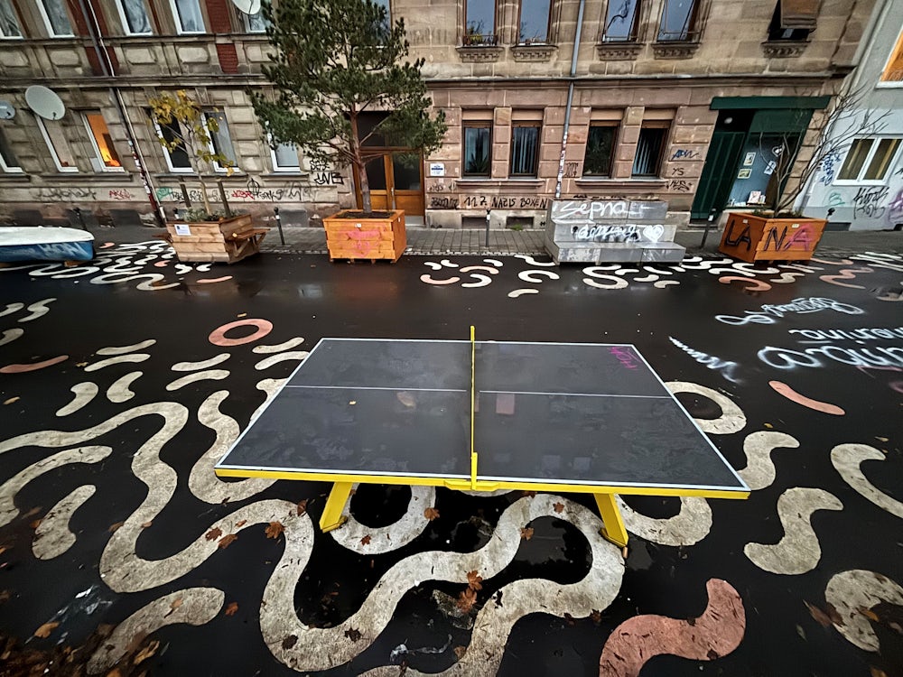 Tischtennisplatten, Blumenkübel und Straßenbemalung: ein Nürnberger „Superblock“.