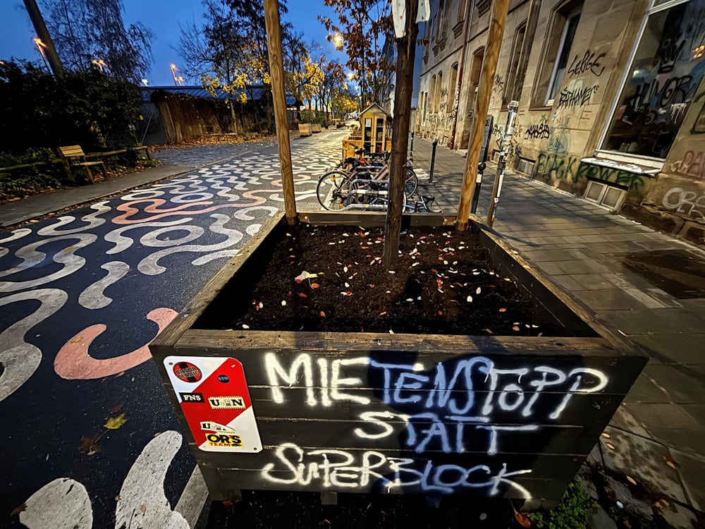 Protest gegen die Superblocks – hier direkt am Superblock aufgetragen.