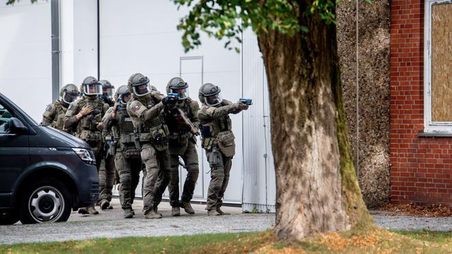 Region Hannover: Einsatzkräfte eines Spezialeinsatzkommandos überwältigten den mutmaßlichen Angreifer. (Symbolbild)