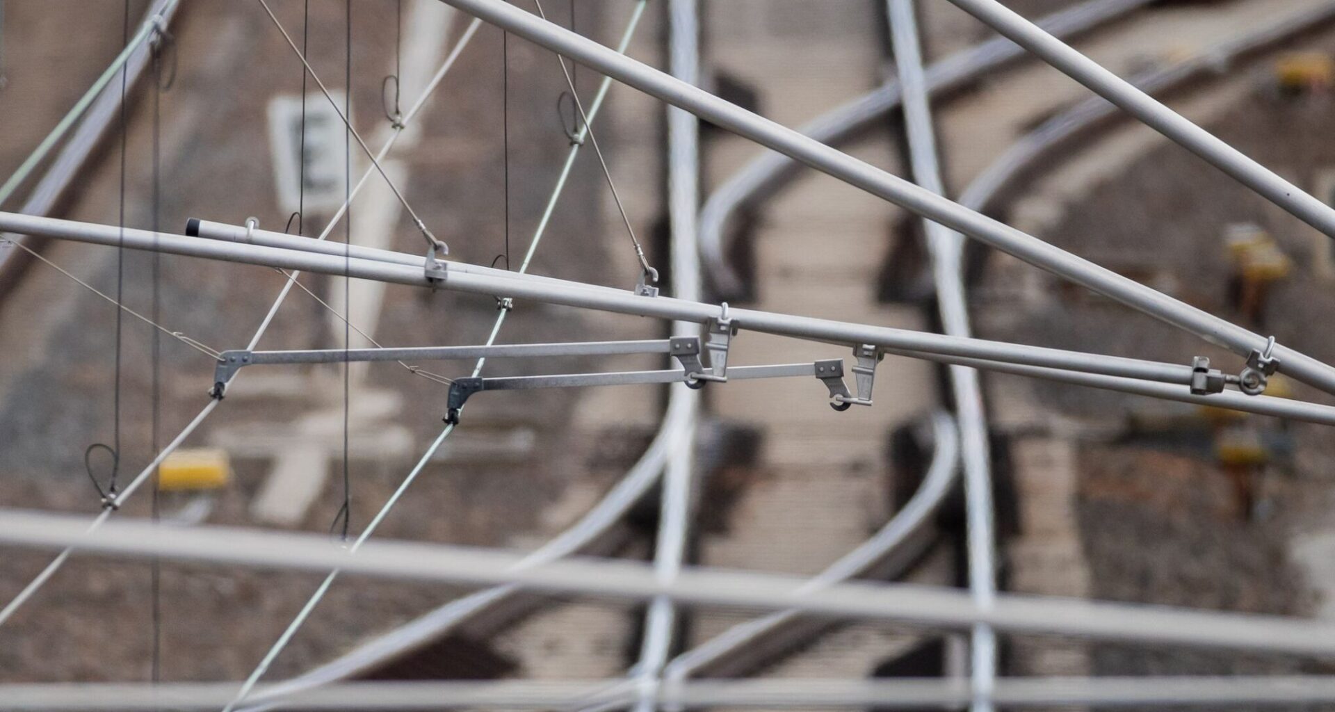 Lkw berührt Oberleitung - Verspätungen bei der Bahn