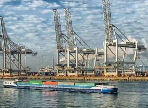 Hafen: US-Zollpolitik trifft Europa 2026 härter (Foto: Peter H, pixabay.com)