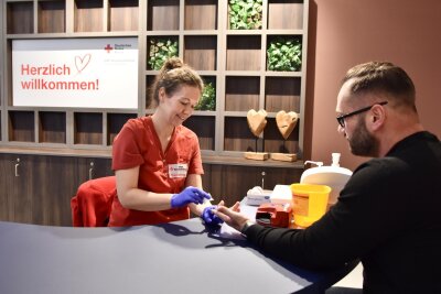 "Zukunftsfähig": DRK-Blutspendezentrum mit neuem Standort in Chemnitz - Blutspende beim Shoppen: In der Sachsenallee warten 20 moderne Liegen auf Spender. Der neue Standort ist gut erreichbar.