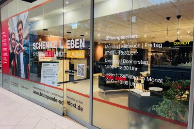 "Zukunftsfähig": DRK-Blutspendezentrum mit neuem Standort in Chemnitz - Nach der Entnahme: Blutspender werden im neuen DRK-Zentrum mit Kaffee und frischem Obst versorgt.