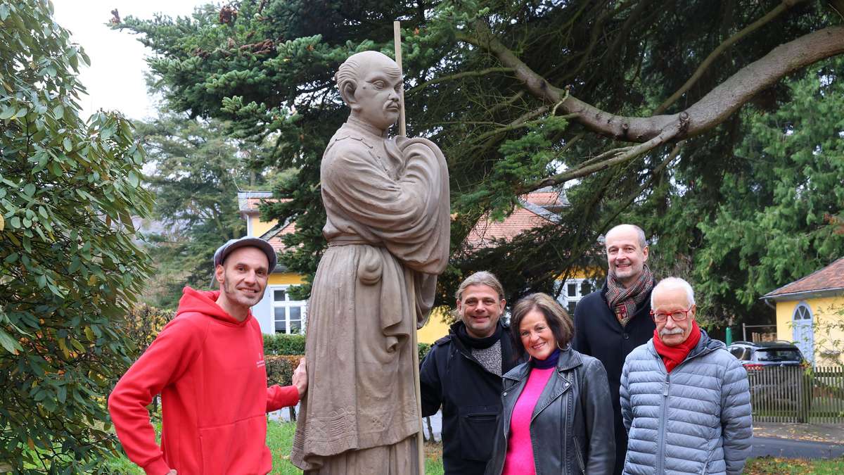 Chinesische Mönch-Skulptur kehrt in Bergpark Wilhelmshöhe in Kassel zurück