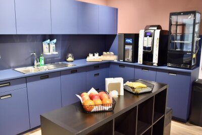 "Zukunftsfähig": DRK-Blutspendezentrum mit neuem Standort in Chemnitz - Nach der Entnahme: Blutspender werden im neuen DRK-Zentrum mit Kaffee und frischem Obst versorgt.