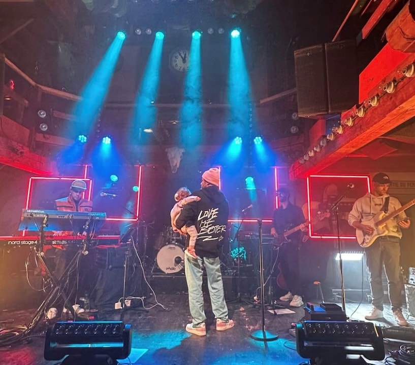 Luca Hänni zeigt seiner Tochter bei einer Tour-Probe die Band und Bühne.