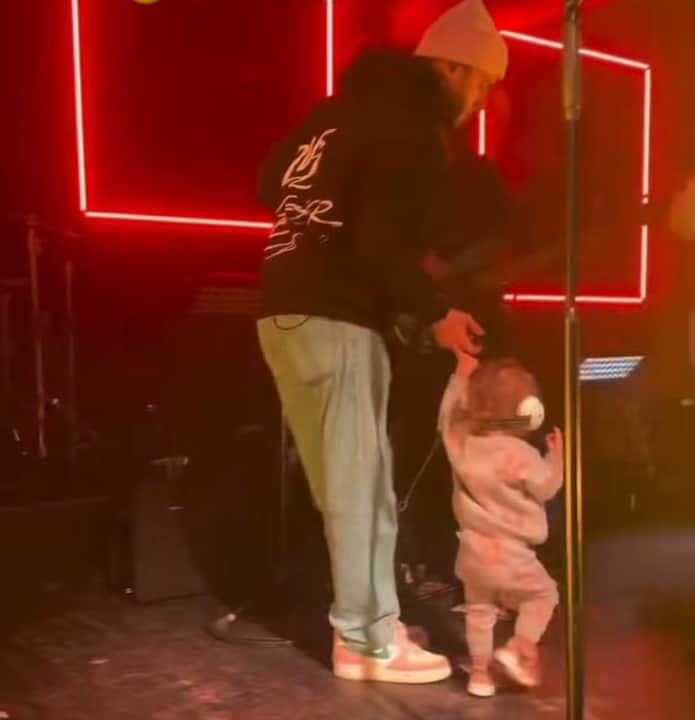 Ex-DSDS-Gewinner Luca Hänni und seine einjährige Tochter tanzen auf der Bühne.