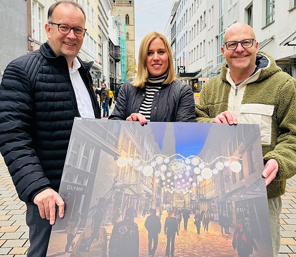 Martin Knabenreich (v.l.) und Julia Lehmann von Bielefeld Marketing zeigen gemeinsam mit Henner Zimmat vom Altstadt Team, wie die Winterbeleuchtung in etwa aussehen wird.

Bildnachweis: Bielefeld Marketing GmbH - © Bielefeld Marketing GmbH