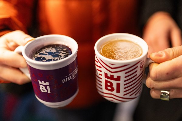 Den Glühwein in den Varianten Rot oder Weiß gibt es beim Bielefelder Weihnachtsmarkt jedes Jahr in Sammeltassen mit Stadtlogo. - © Oliver Krato