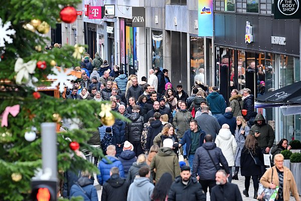 Verkaufsoffener Sonntag in Bielefeld: Richtig voll wird es Jahr für Jahr beim Adventsshopping an der Bahnhofstraße. - © Barbara Franke