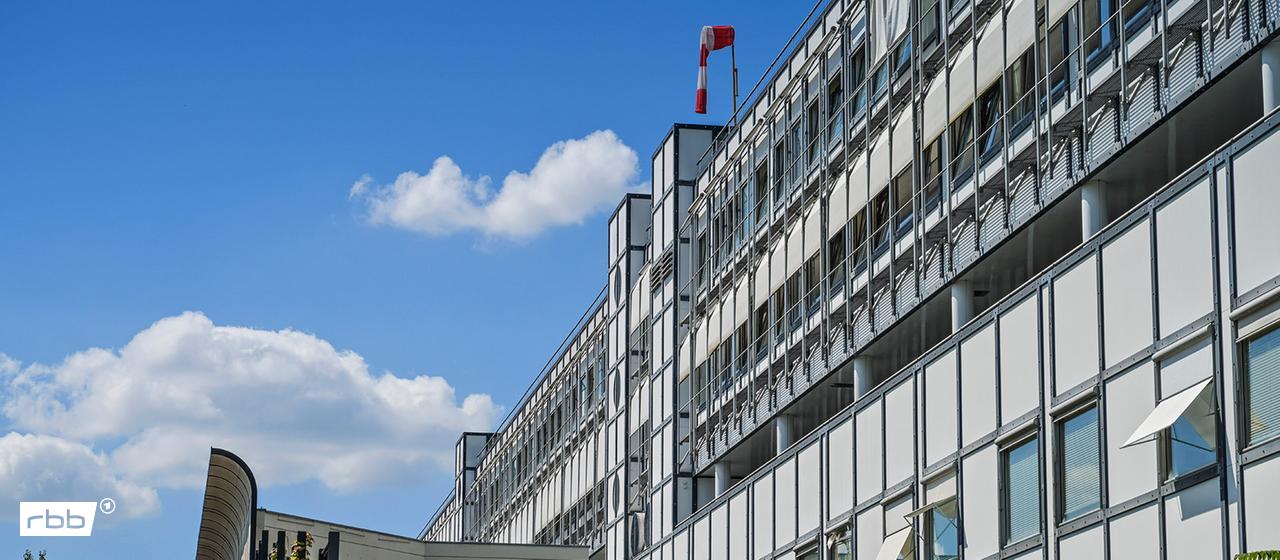 Symbolbild: Eingang des Vivantes Klinikums Neukölln.(Quelle:picture alliance/Schoening)