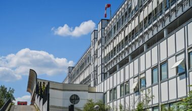 Klinik in Berlin-Neukölln durch Explosion beschädigt - Brand vor Charité