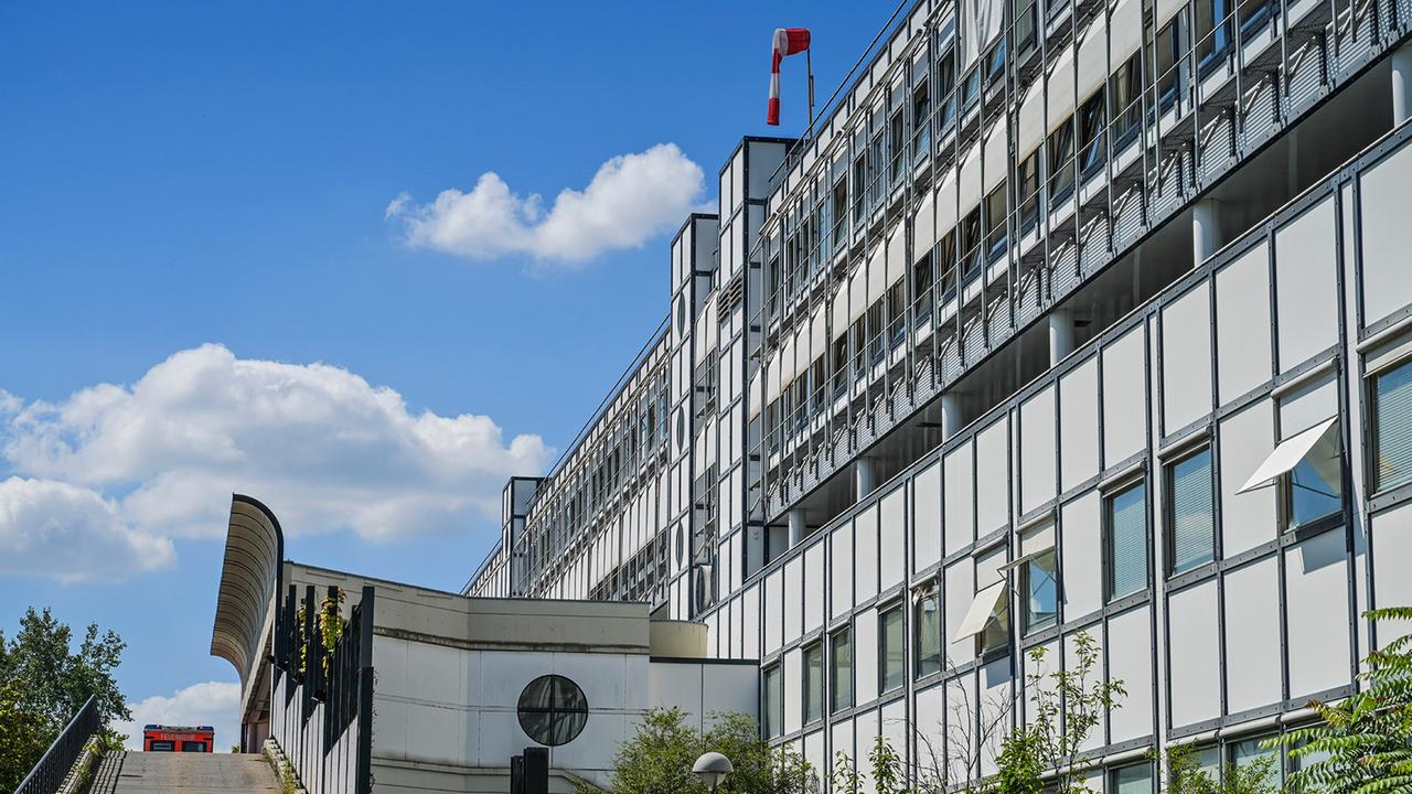 Klinik in Berlin-Neukölln durch Explosion beschädigt - Brand vor Charité