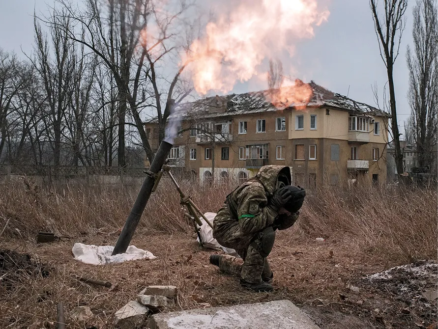 Widerstand: In Bachmut beschießt ein Soldat der ukrainischen Nationalgarde im Januar 2023 russische Stellungen 