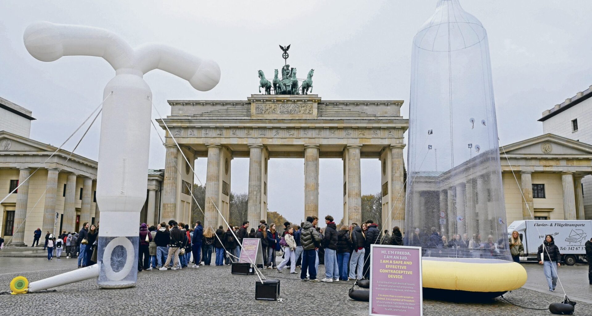 Sexuelle Selbstbestimmung – Kondom am Brandenburger Tor: Berlin empfängt Pariser