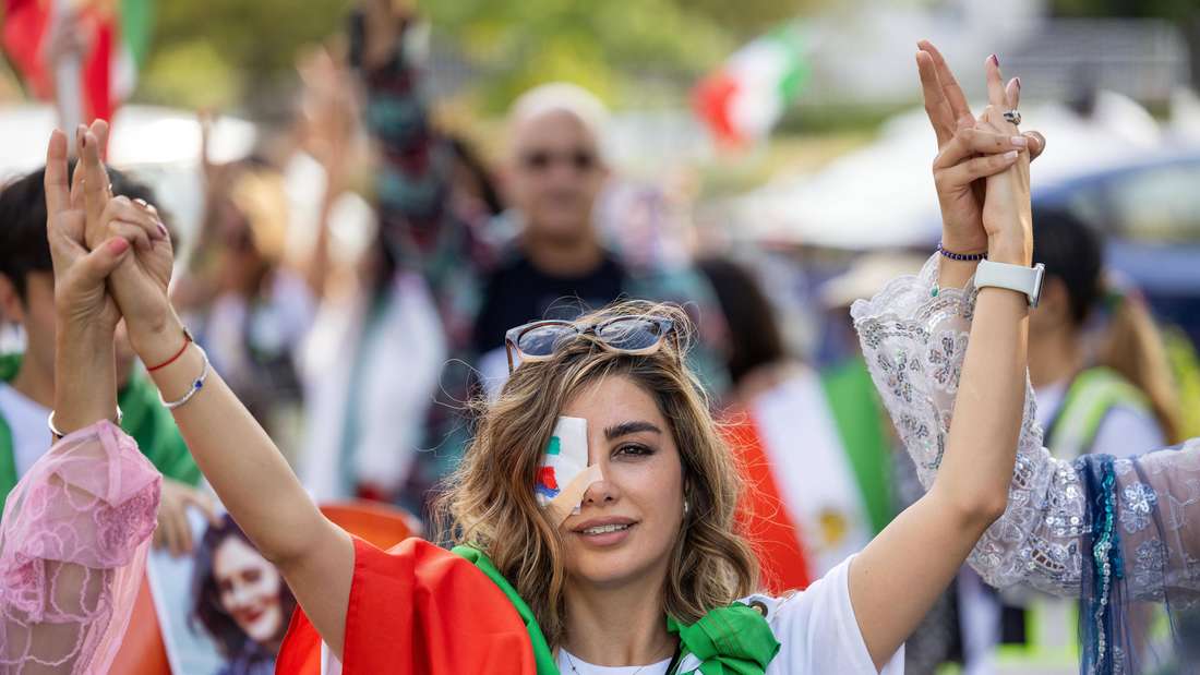 Elahe Tavakolian auf einer Demonstration gegen das Mullah Regime im Iran