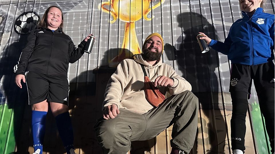 Glehner Mädchen gestalten Graffiti-Kunstwerk am Sportplatz