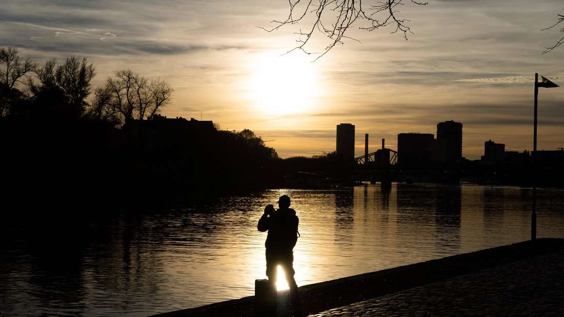 Die pulsierende Frankfurter Innenstadt mit dem Mainufer und der Skyline oder die Ruhe und Abgeschiedenheit in den Wäldern am Altkönig. Der Herbst verwandelt Frankfurt und die Region in ein spektakuläres Panorama.