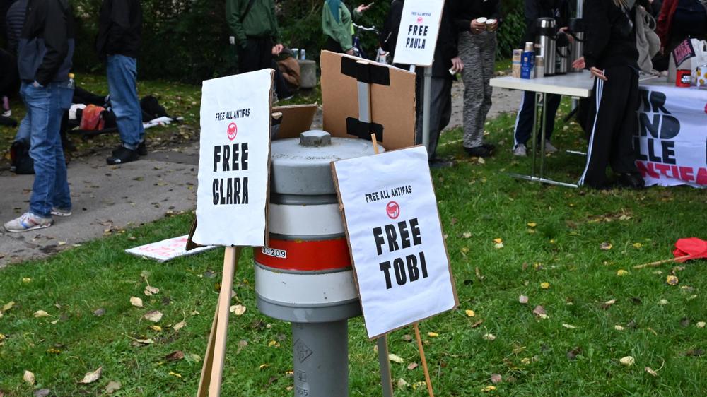 Prozess gegen Clara W.: Schilder unter anderem mit der Aufschrift "Free Clara" sind bei einer Kundgebung in München zu sehen.