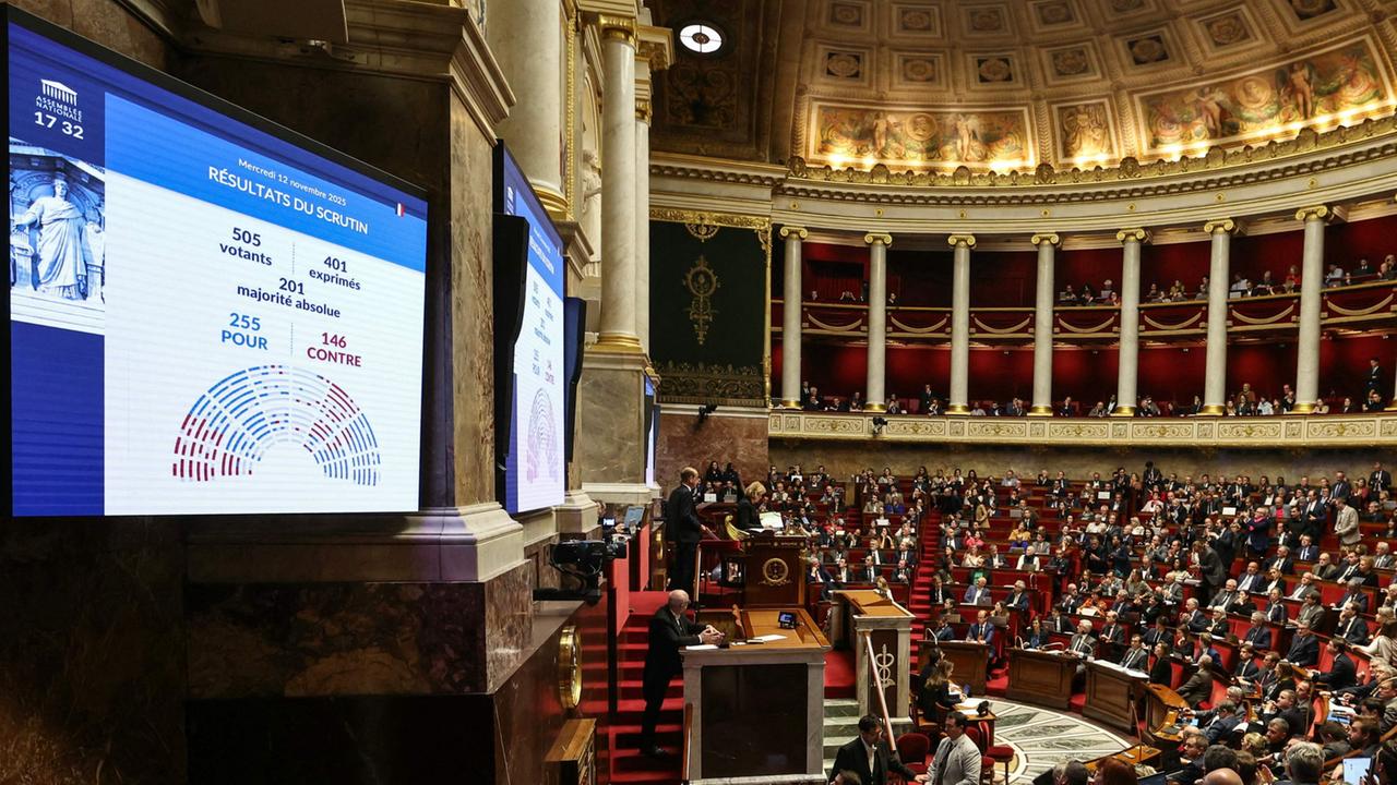 Frankreichs Parlament beschließt Aussetzen der Rentenreform
