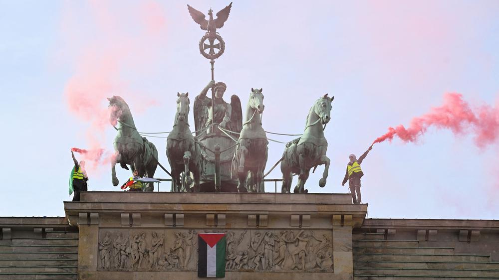 Berlin: Höhenretter der Polizei nahmen die Aktivisten fest.