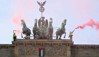 Berlin: Propalästinensische Aktivisten besteigen Brandenburger Tor