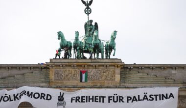 Pro-palästinensische Aktivisten klettern aufs Brandenburger Tor