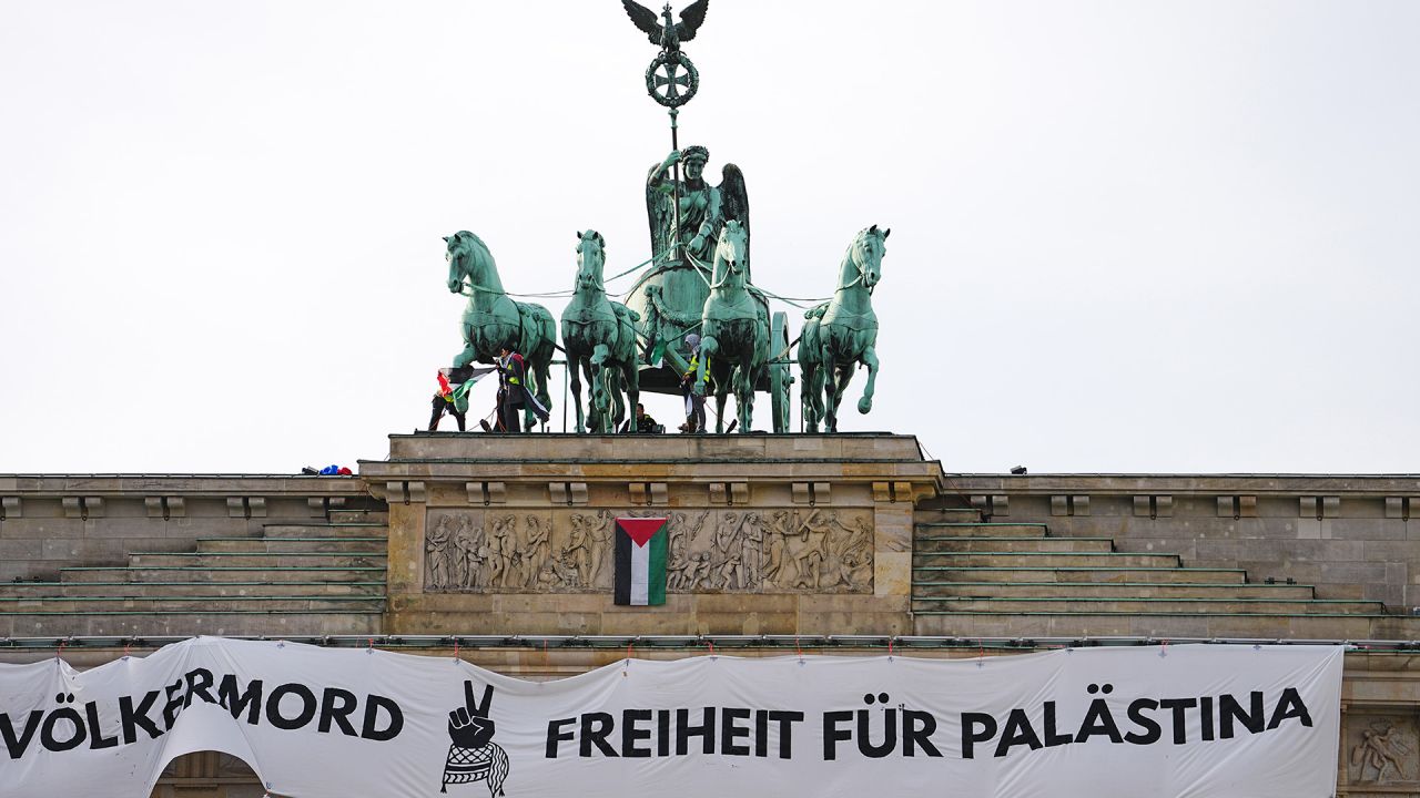 Pro-palästinensische Aktivisten klettern aufs Brandenburger Tor