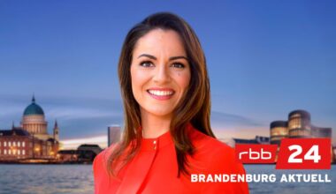 Franziska Maushake vor dem Logo von Brandenburg Aktuell (Quelle: rbb/Thomas Ernst)