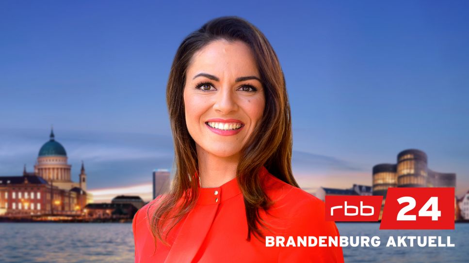 Franziska Maushake vor dem Logo von Brandenburg Aktuell (Quelle: rbb/Thomas Ernst)