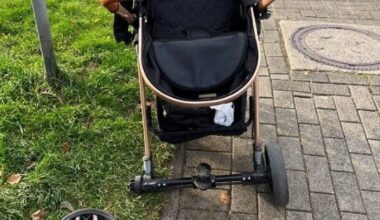 Kinderwagen verliert bei Unfall ein Rad