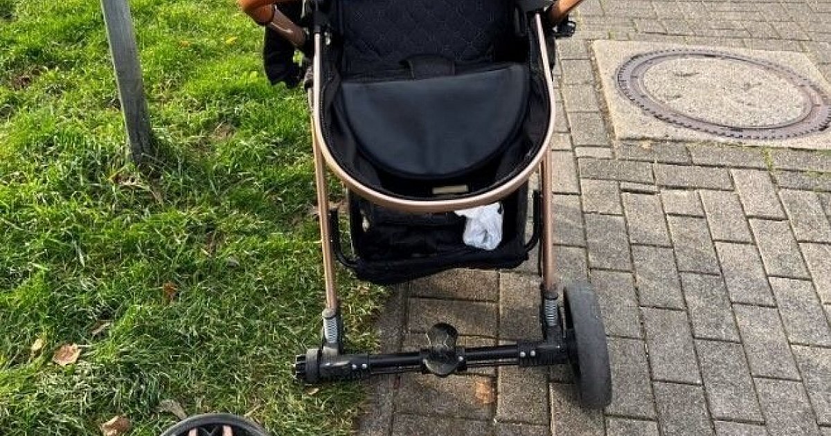 Kinderwagen verliert bei Unfall ein Rad