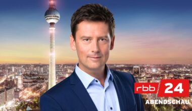 Sascha Hingst vor dem Logo der Abendschau (Quelle: rbb)