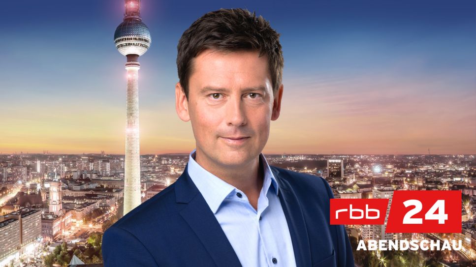Sascha Hingst vor dem Logo der Abendschau (Quelle: rbb)