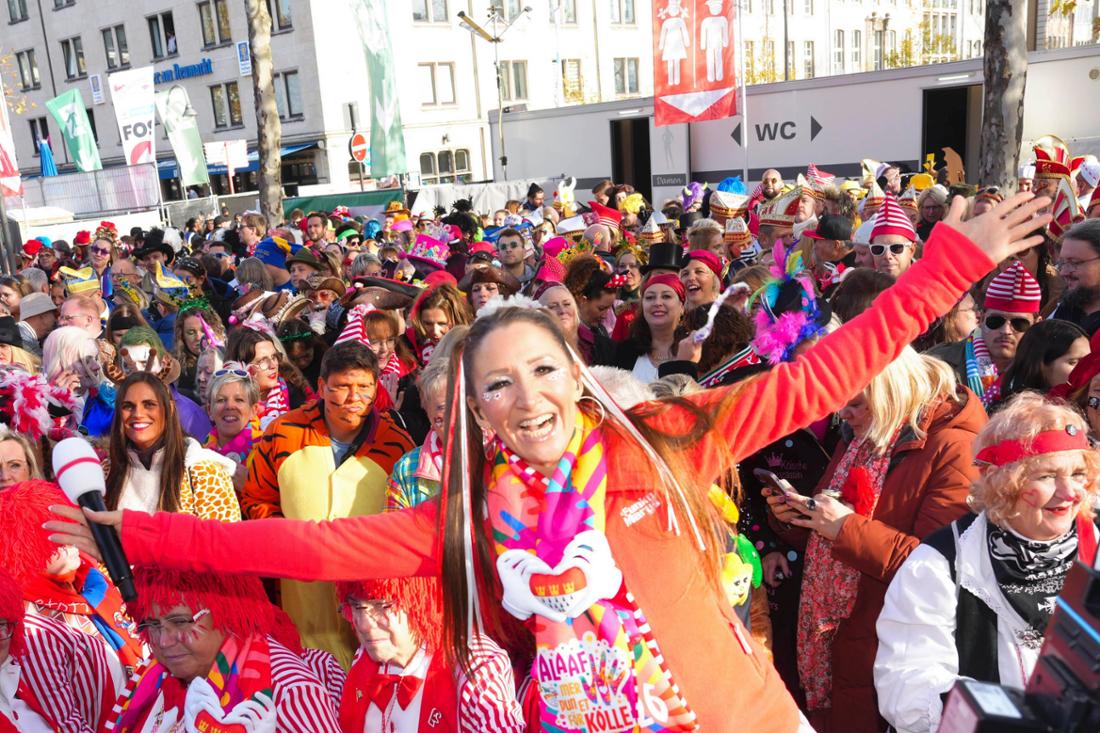 Moderatorin Andrea Schönenborn auf dem Heumarkt am 11.11.