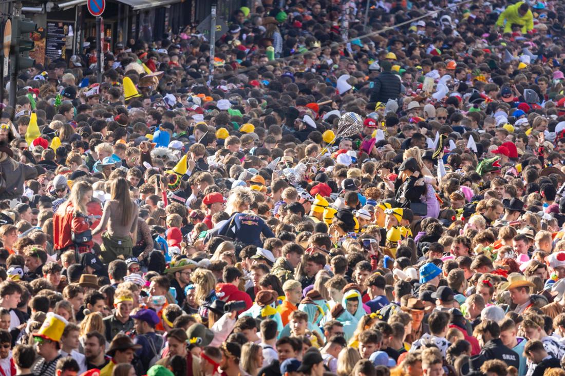 Menschenmassen am 11.11. auf der Zülpicher Straße, Köln