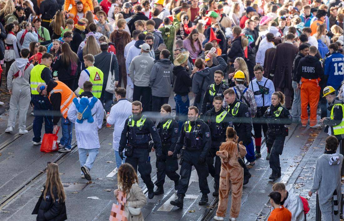 Menschenmassen am 11.11. auf der Zülpicher Straße in Köln