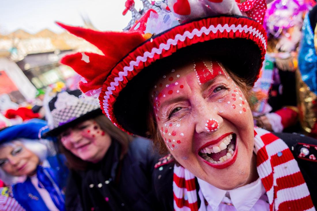 Lachende Frau mit Kostüm, 11.11. Heumarkt, Köln