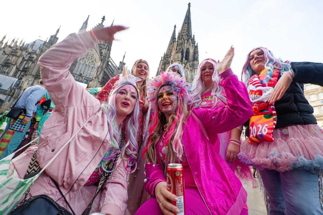Verkleidete Menschen vor dem Kölner Dom